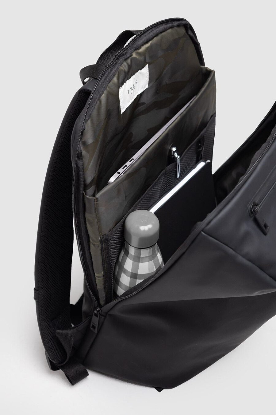 zaino da uomo in nylon effetto gomma nero