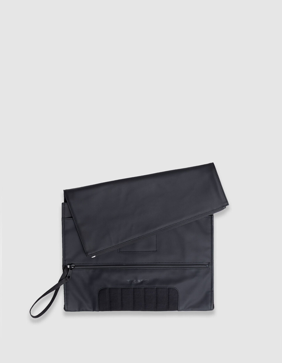 la pochette nera in nylon effetto gomma da uomo