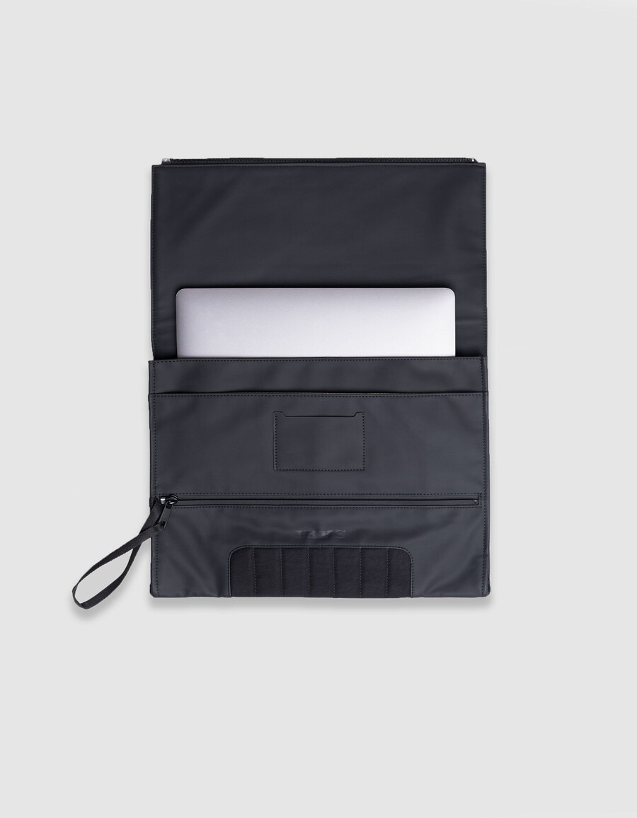 la pochette nera in nylon effetto gomma da uomo