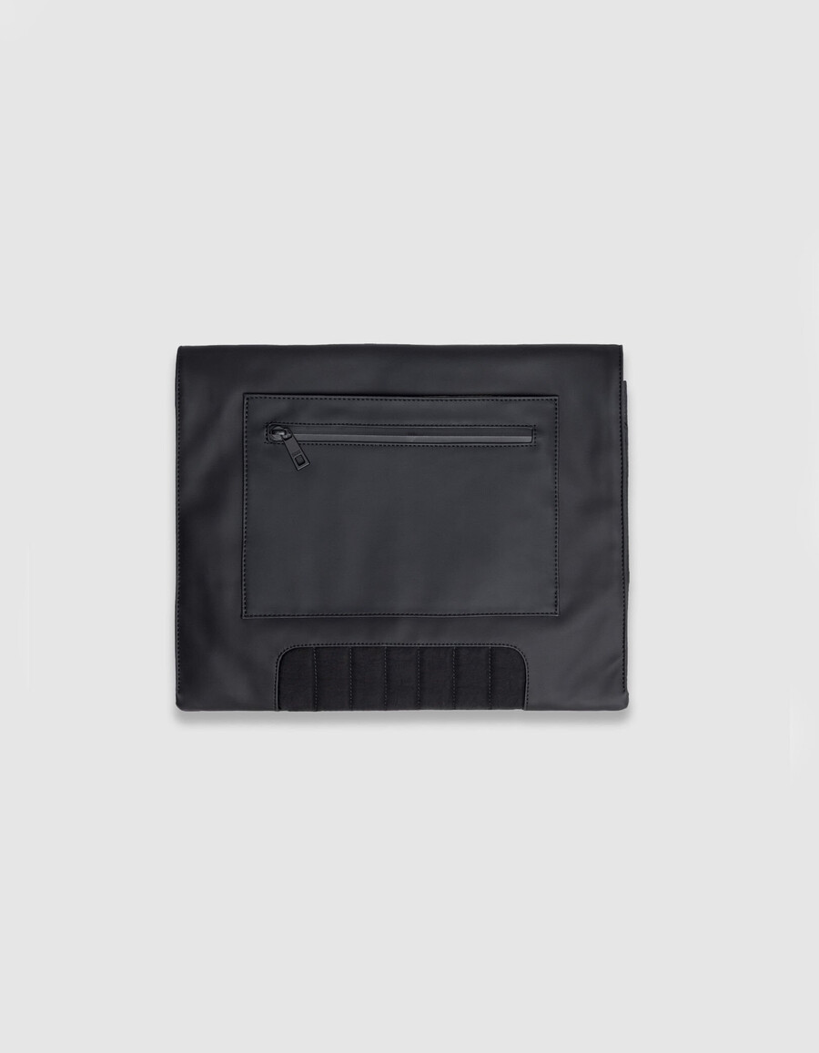 la pochette nera in nylon effetto gomma da uomo