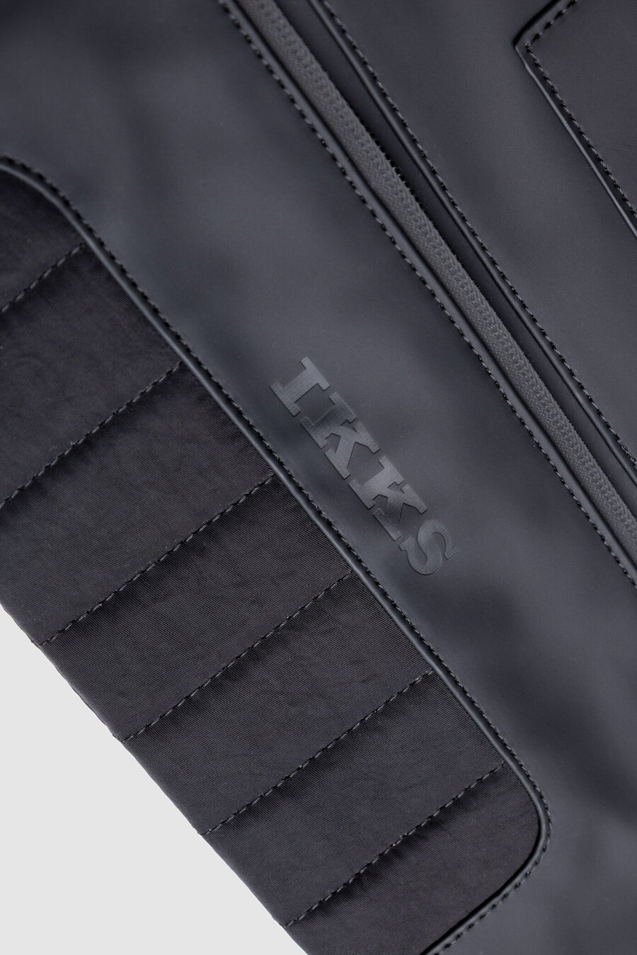 la pochette nera in nylon effetto gomma da uomo