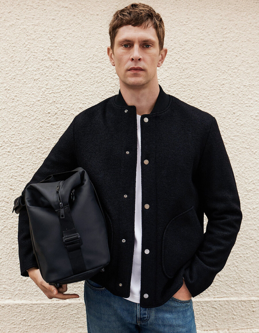 borsa da weekend da uomo in nylon nero effetto gomma
