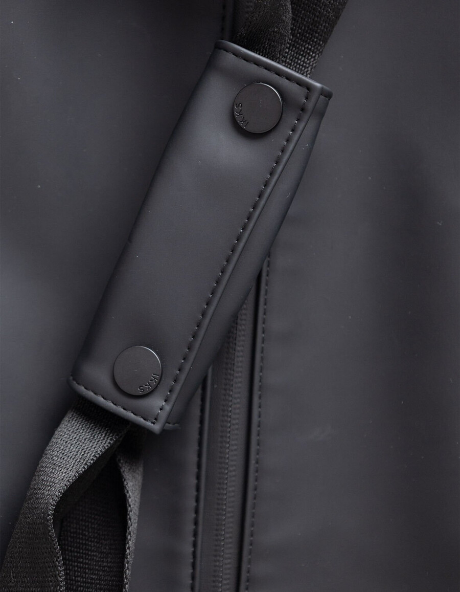 borsa da weekend da uomo in nylon nero effetto gomma