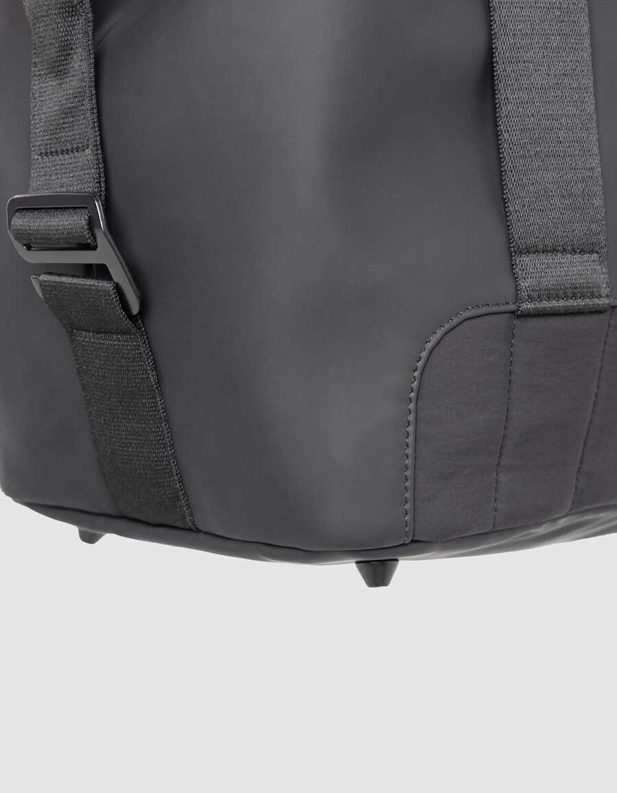borsa da weekend da uomo in nylon nero effetto gomma