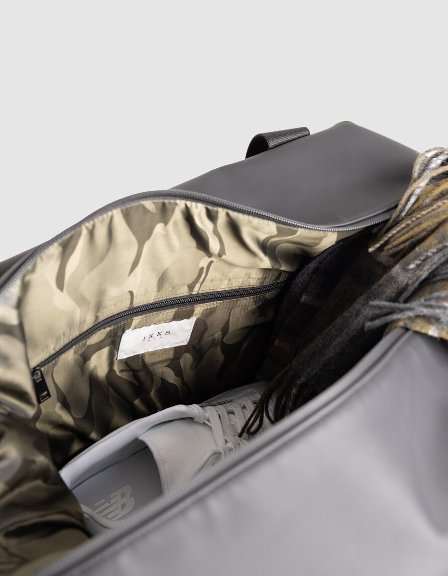borsa da weekend da uomo in nylon nero effetto gomma