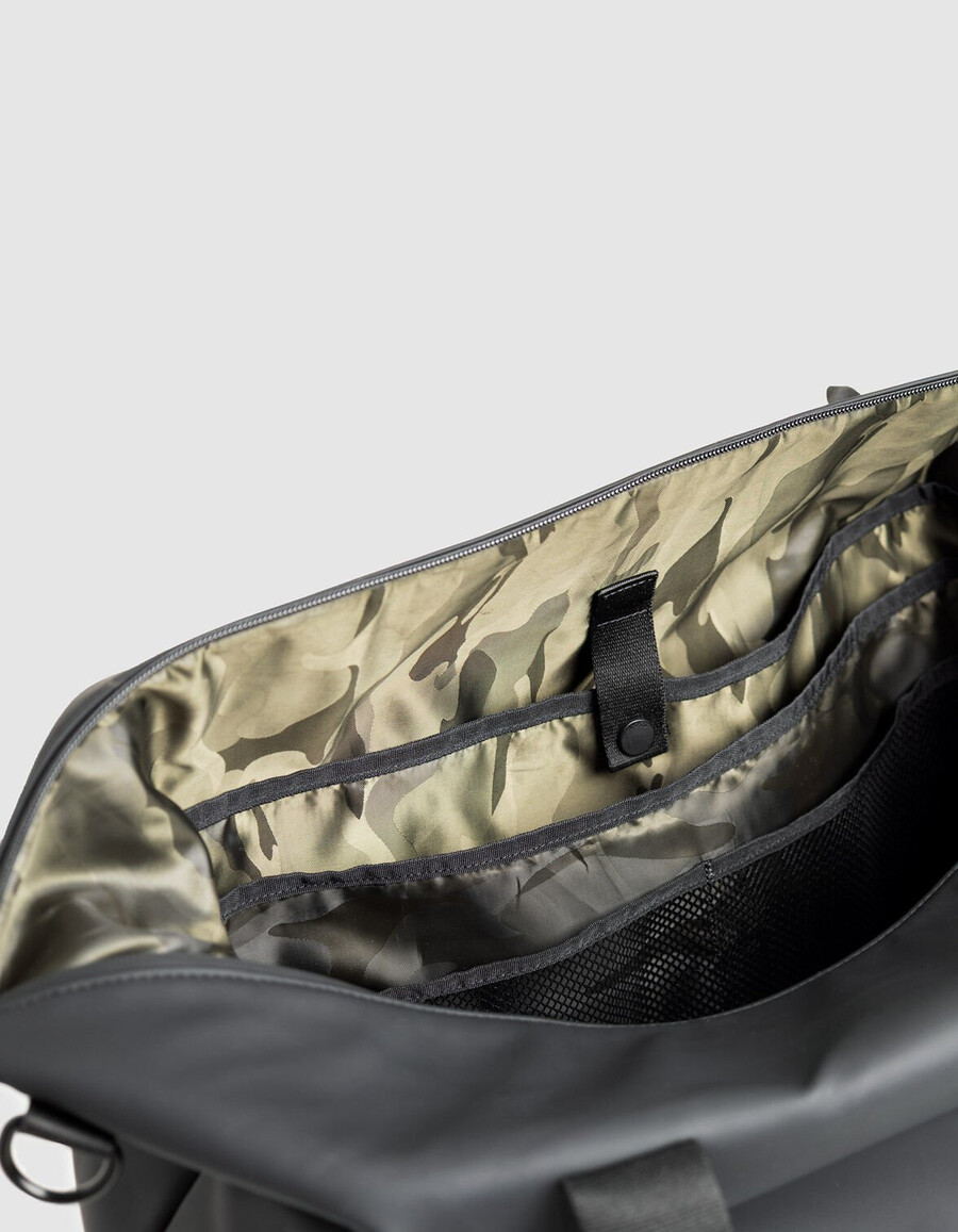 borsa da weekend da uomo in nylon nero effetto gomma