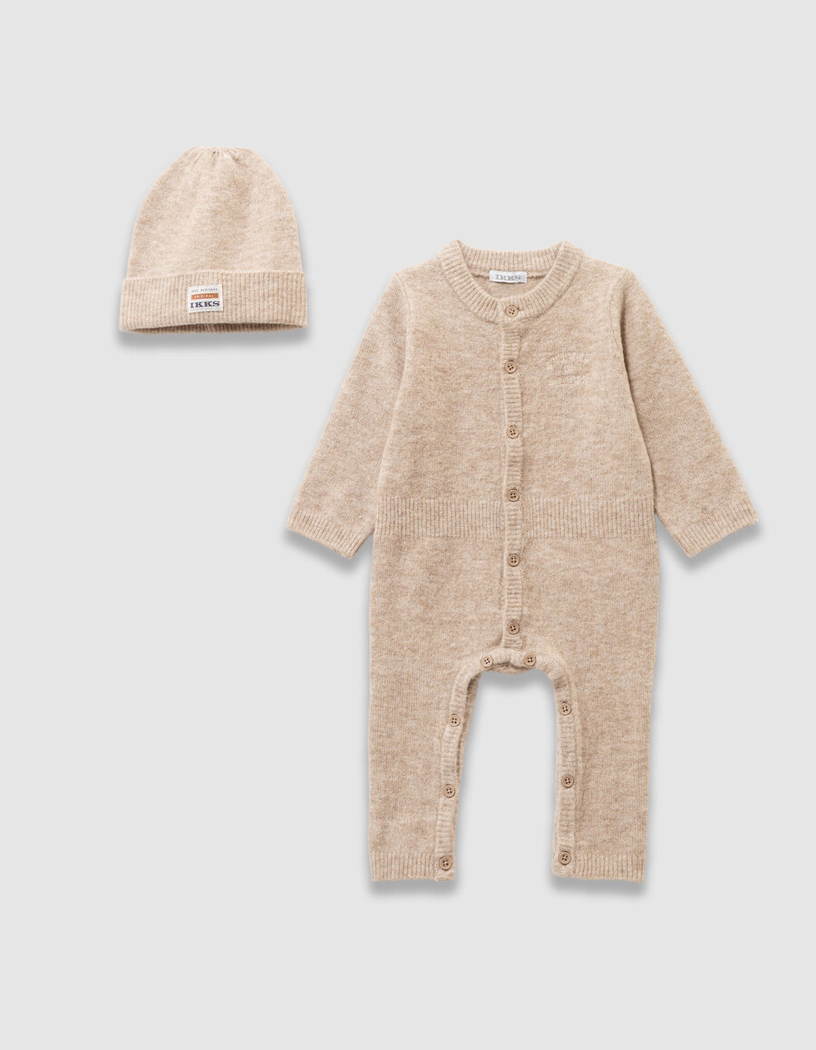 completo con tuta e berretto in maglia beige per neonati