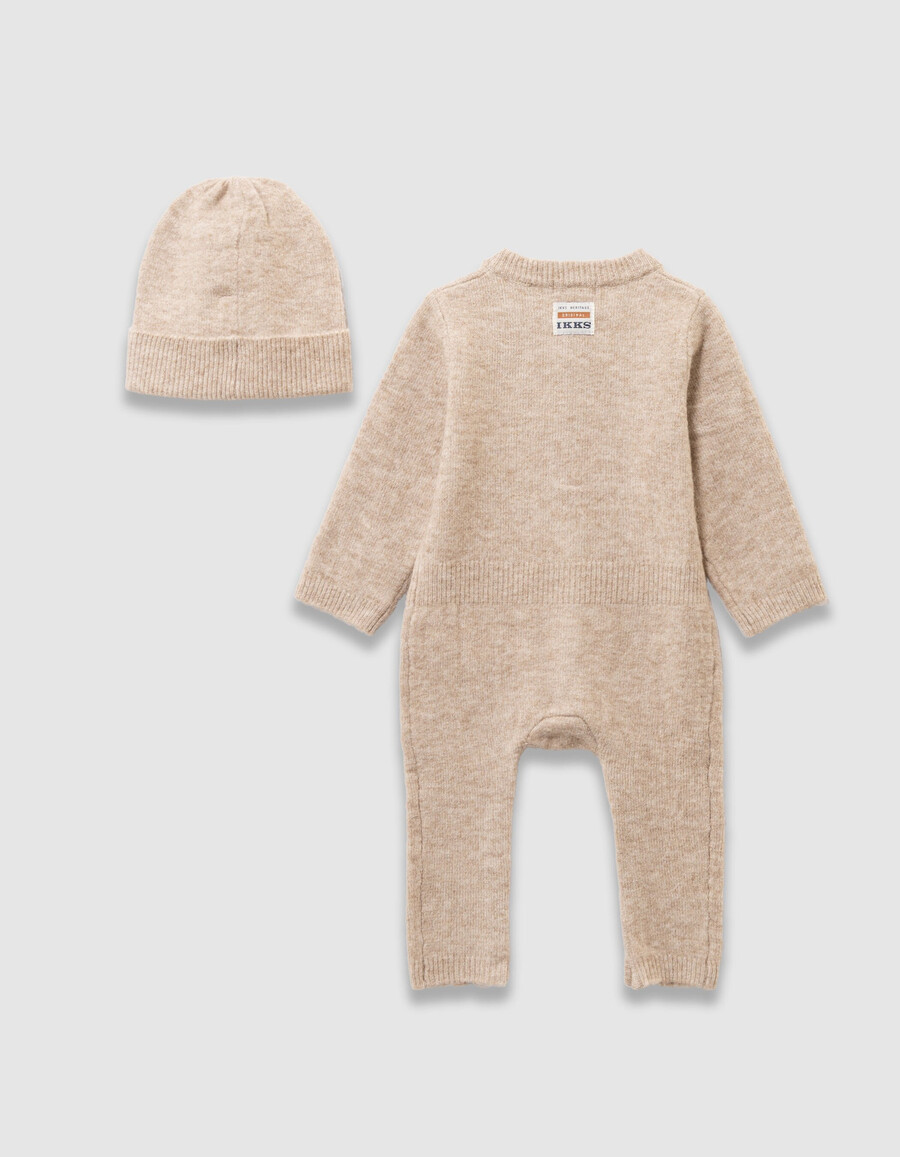 completo con tuta e berretto in maglia beige per neonati