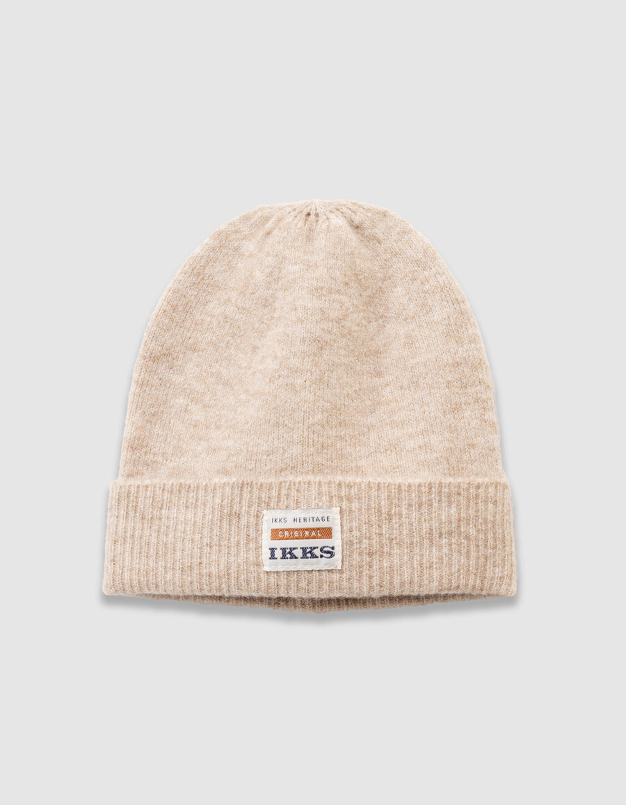 completo con tuta e berretto in maglia beige per neonati