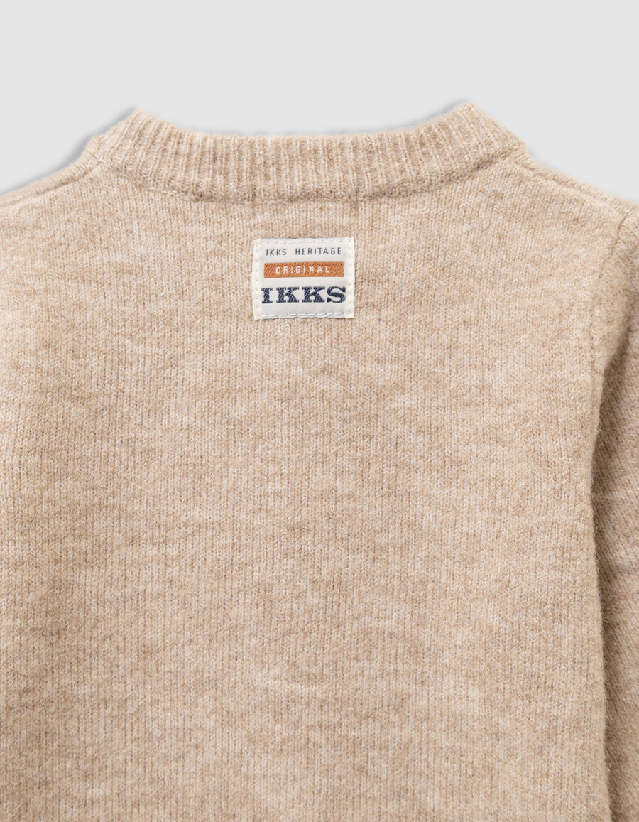 completo con tuta e berretto in maglia beige per neonati