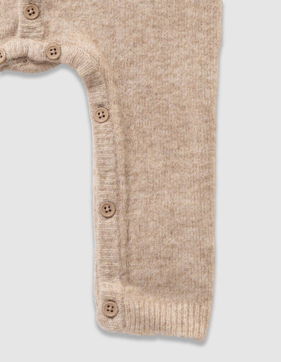 completo con tuta e berretto in maglia beige per neonati
