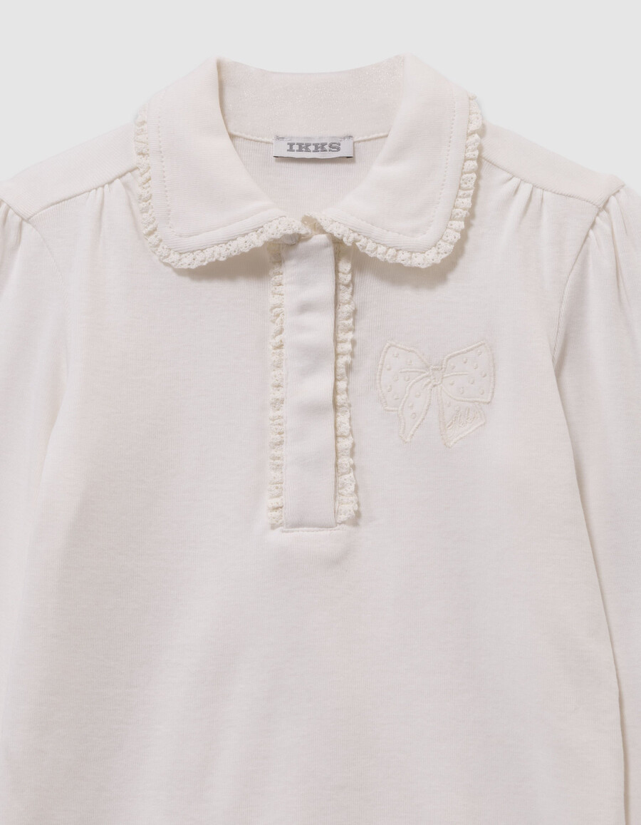 t-shirt écru da bambina con fiocco ricamato e dettagli in pizzo