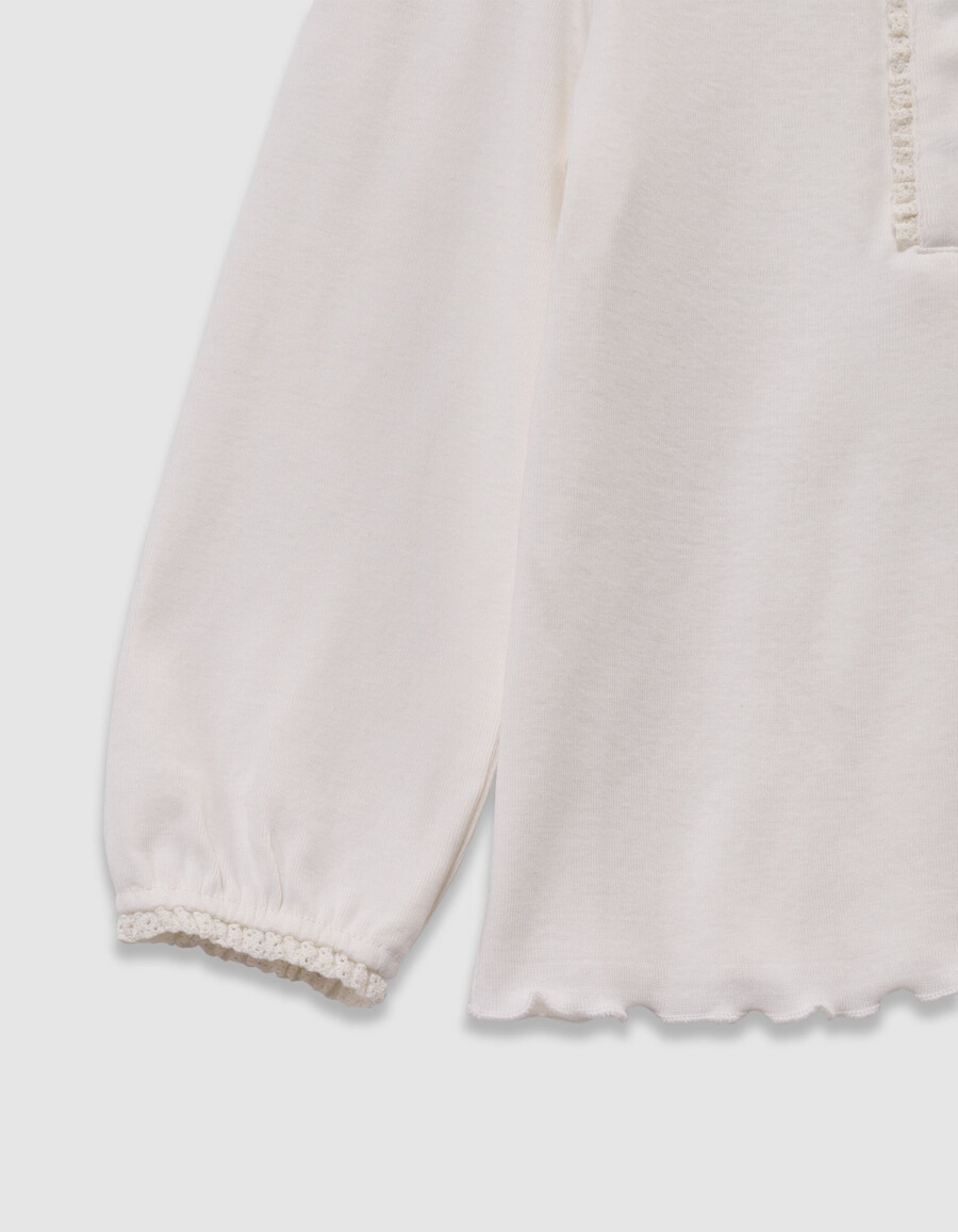 t-shirt écru da bambina con fiocco ricamato e dettagli in pizzo