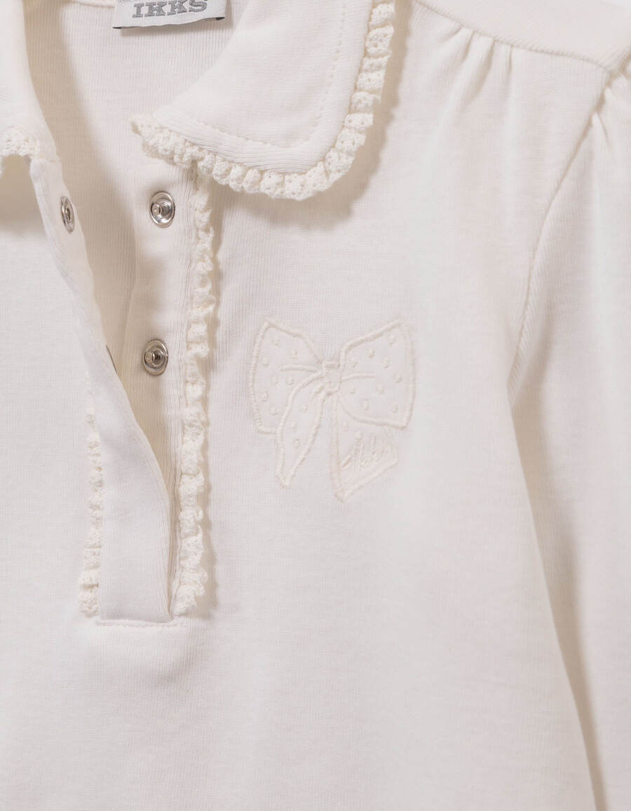 t-shirt écru da bambina con fiocco ricamato e dettagli in pizzo