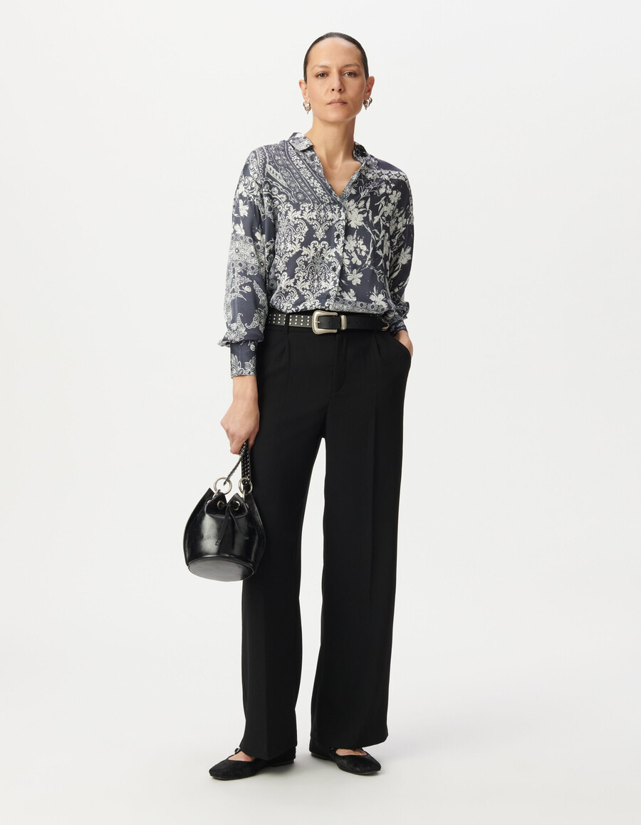 camicia da donna in raso grigio-blu con stampa a sciarpa