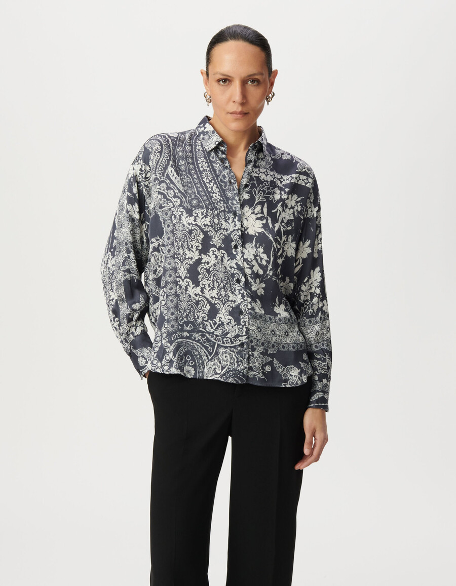 camicia da donna in raso grigio-blu con stampa a sciarpa