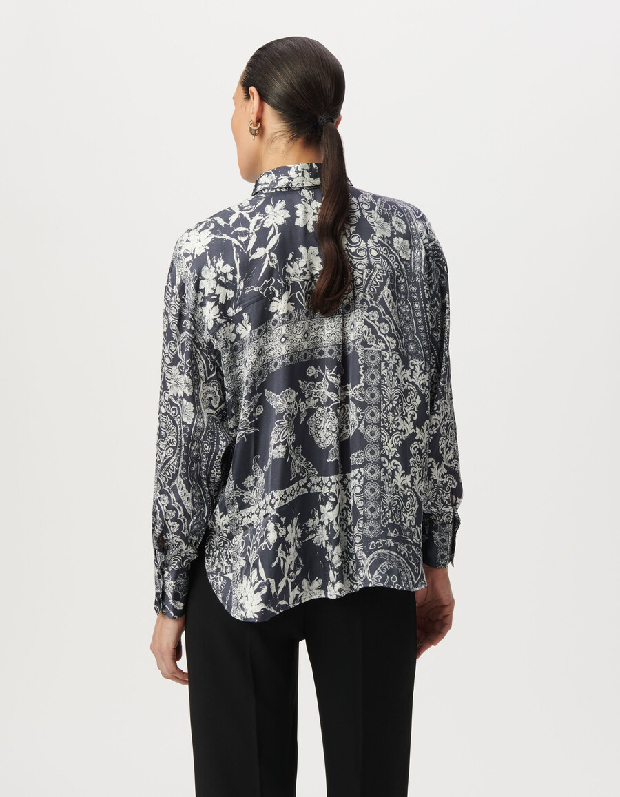 camicia da donna in raso grigio-blu con stampa a sciarpa