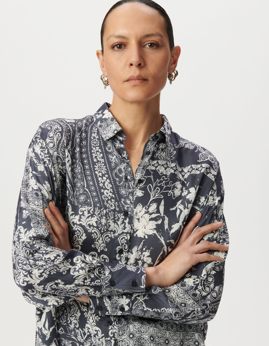 camicia da donna in raso grigio-blu con stampa a sciarpa