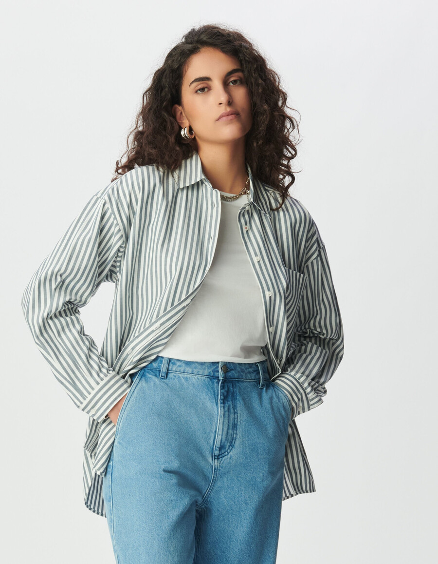 camicia a righe blu e bianche da donna