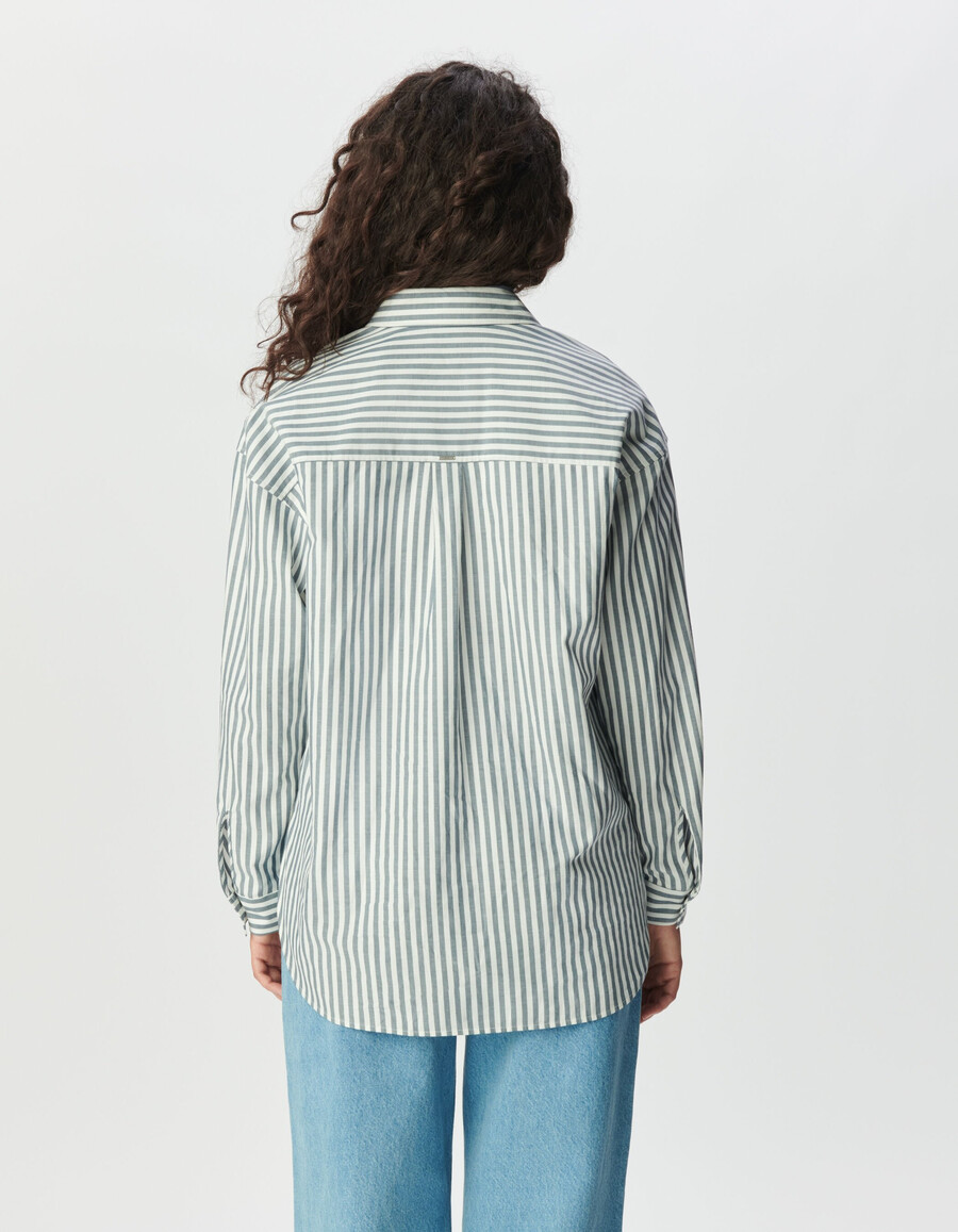 camicia a righe blu e bianche da donna