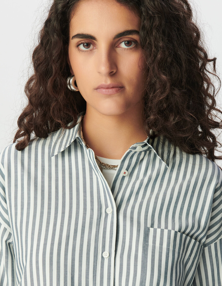 camicia a righe blu e bianche da donna