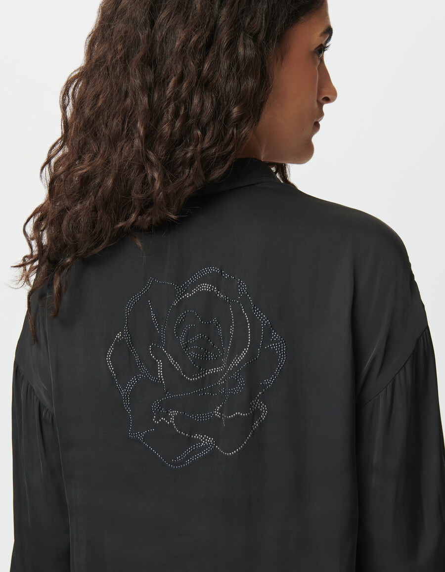 maglietta corta nera da donna con rosa di strass sul retro