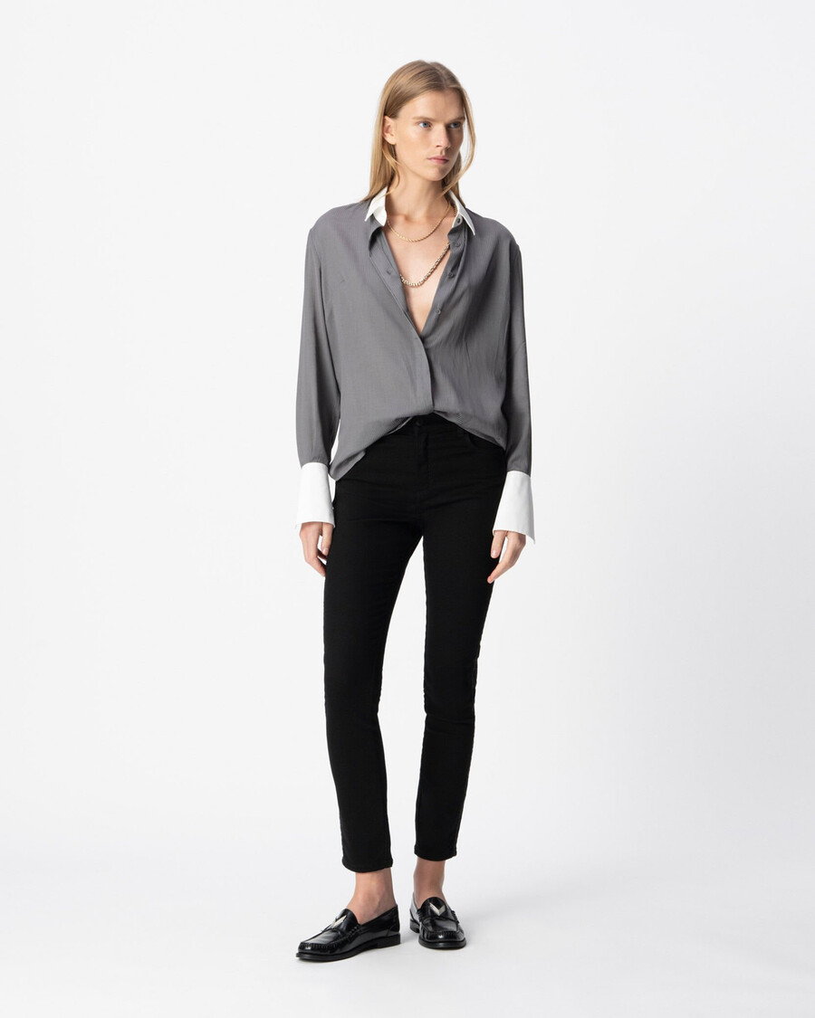 camicia a righe grigie da donna con polsini e colletto bianchi