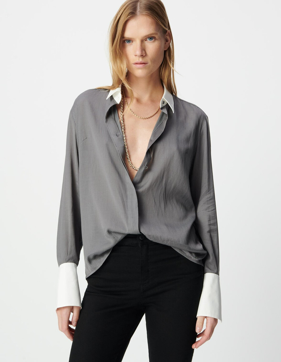camicia a righe grigie da donna con polsini e colletto bianchi
