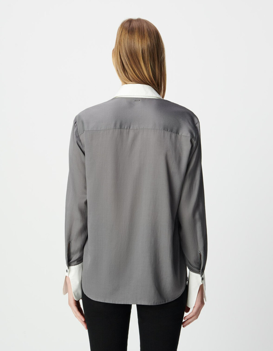 camicia a righe grigie da donna con polsini e colletto bianchi