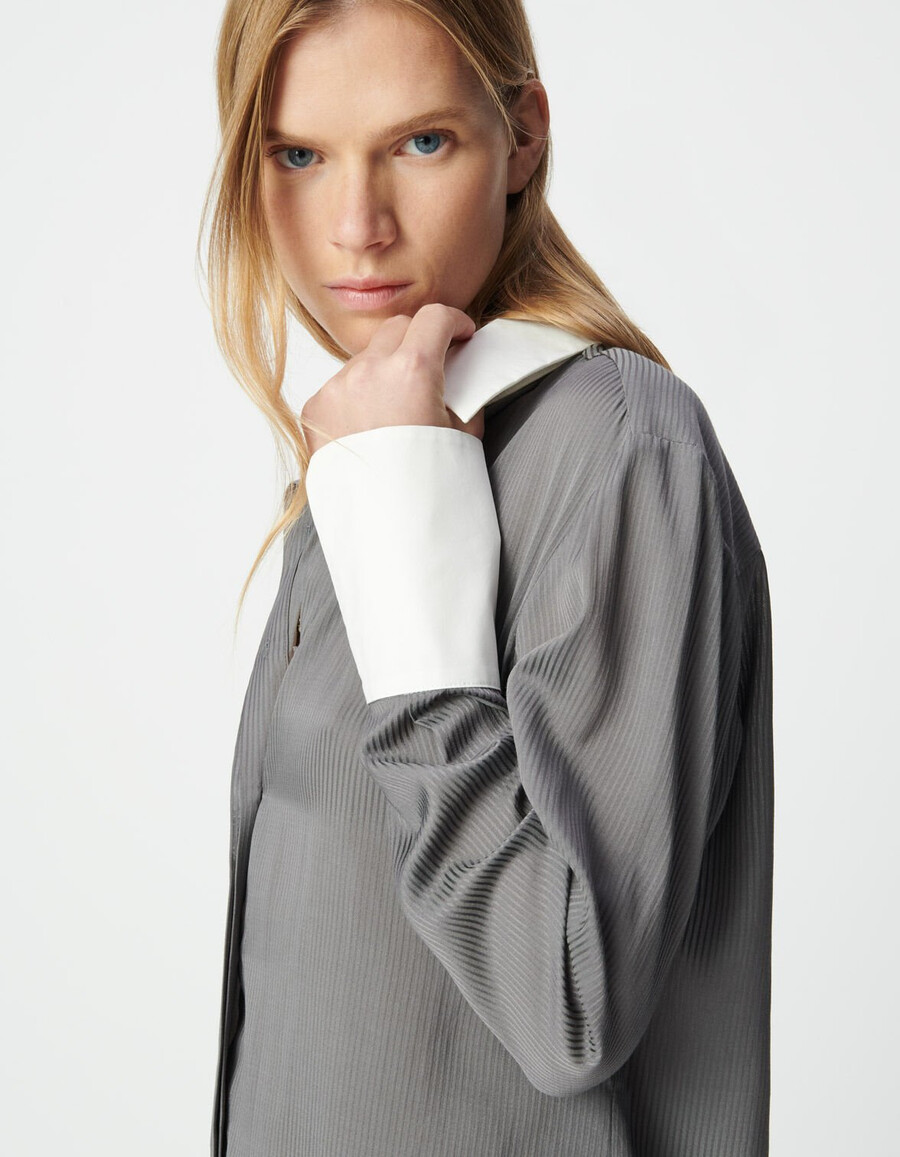 camicia a righe grigie da donna con polsini e colletto bianchi