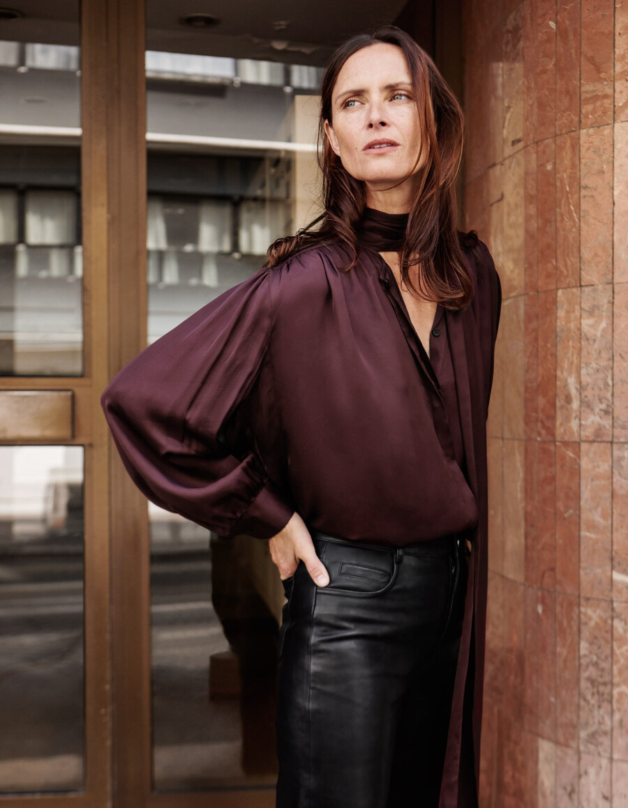 camicia da donna con cravatta in raso bordeaux