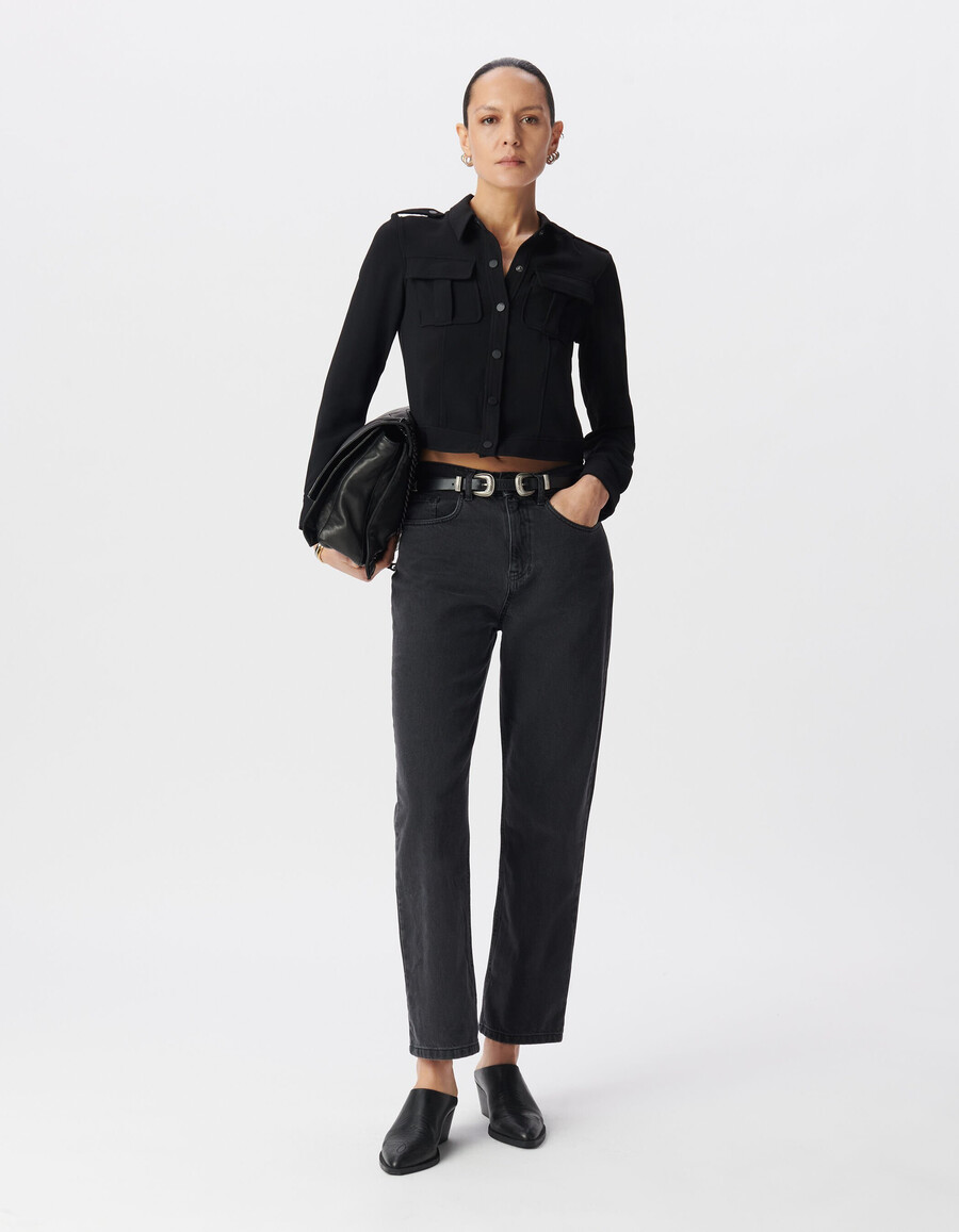 camicia nera corta con tasche a filetto da donna