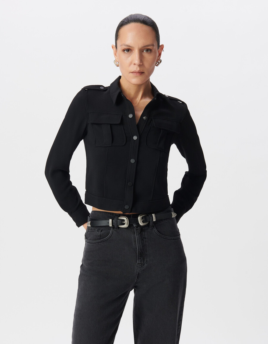 camicia nera corta con tasche a filetto da donna
