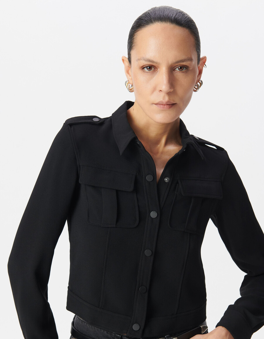 camicia nera corta con tasche a filetto da donna