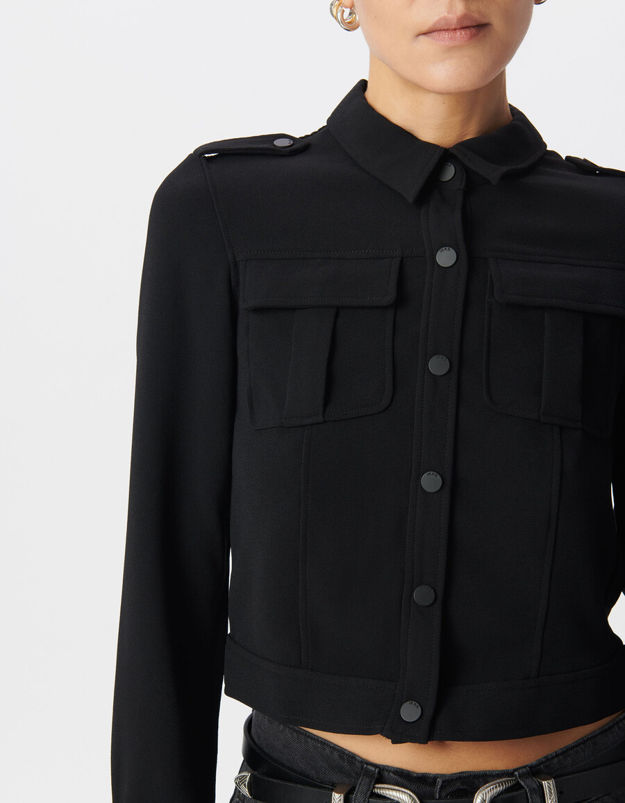 camicia nera corta con tasche a filetto da donna
