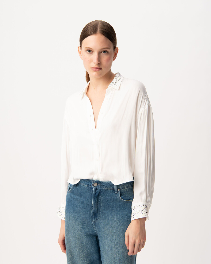 camicia bianca fluida con borchie e strass da donna