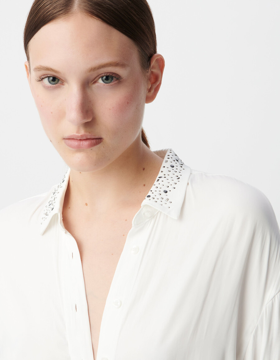 camicia bianca fluida con borchie e strass da donna