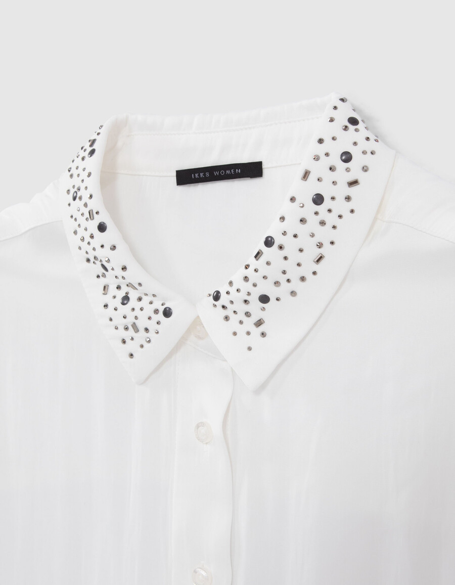 camicia bianca fluida con borchie e strass da donna