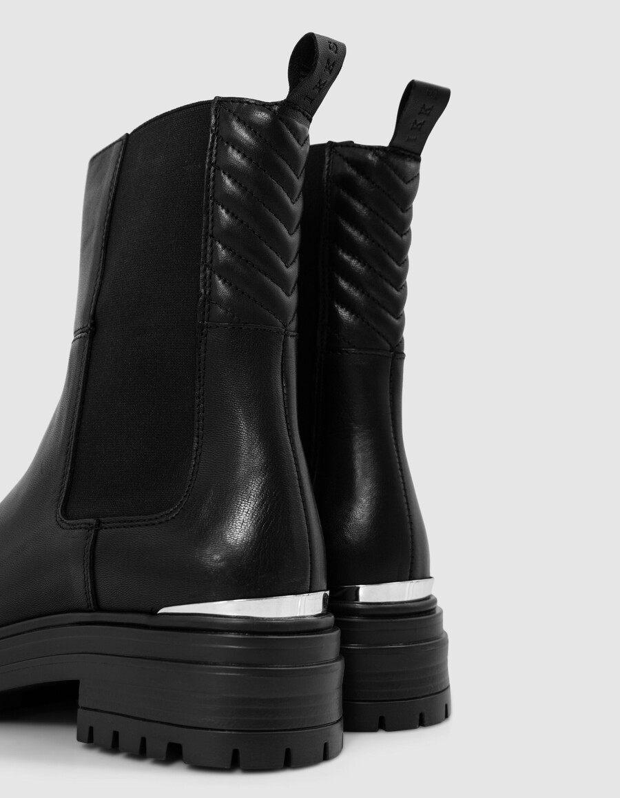 stivali chelsa in pelle nera con fermaglio in metallo da donna