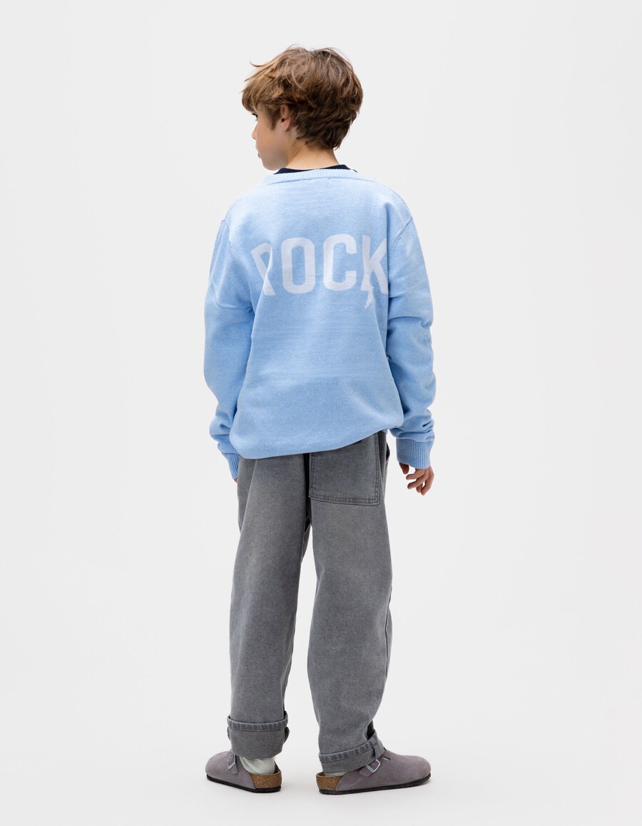 maglione lavorato a maglia blu con messaggio jacquard sul retro per bambino