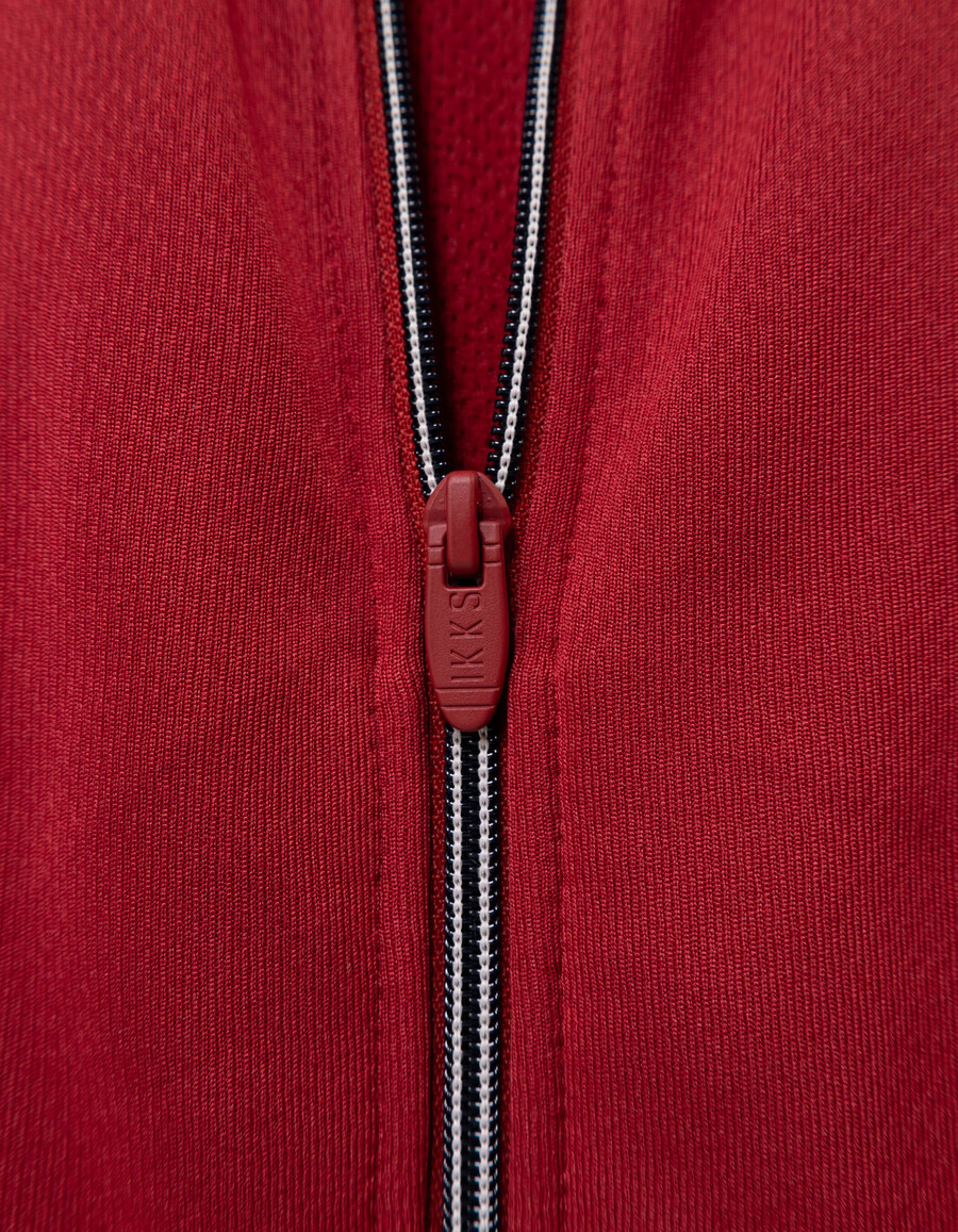 cardigan rosso con cerniera e righe blu navy per bambini