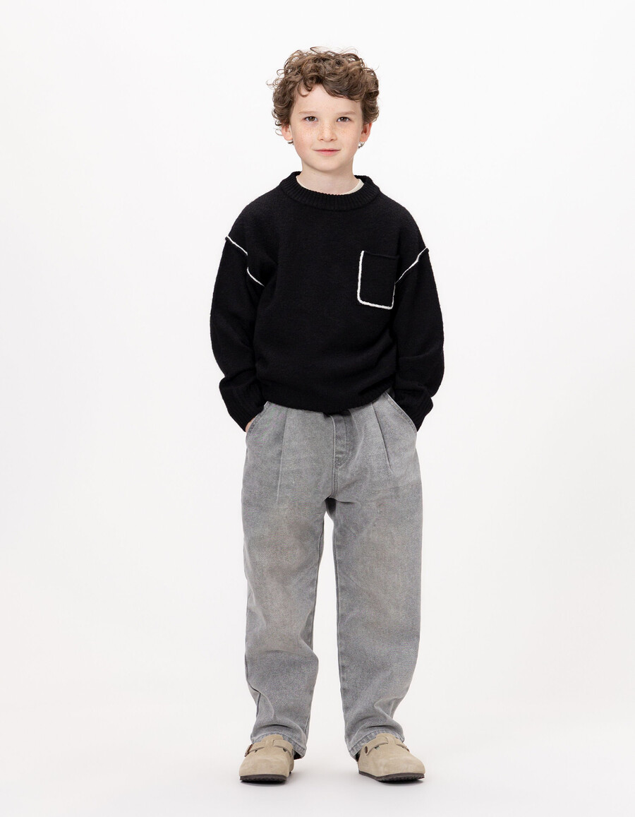 maglione nero in maglia da bambino con tasca sul petto