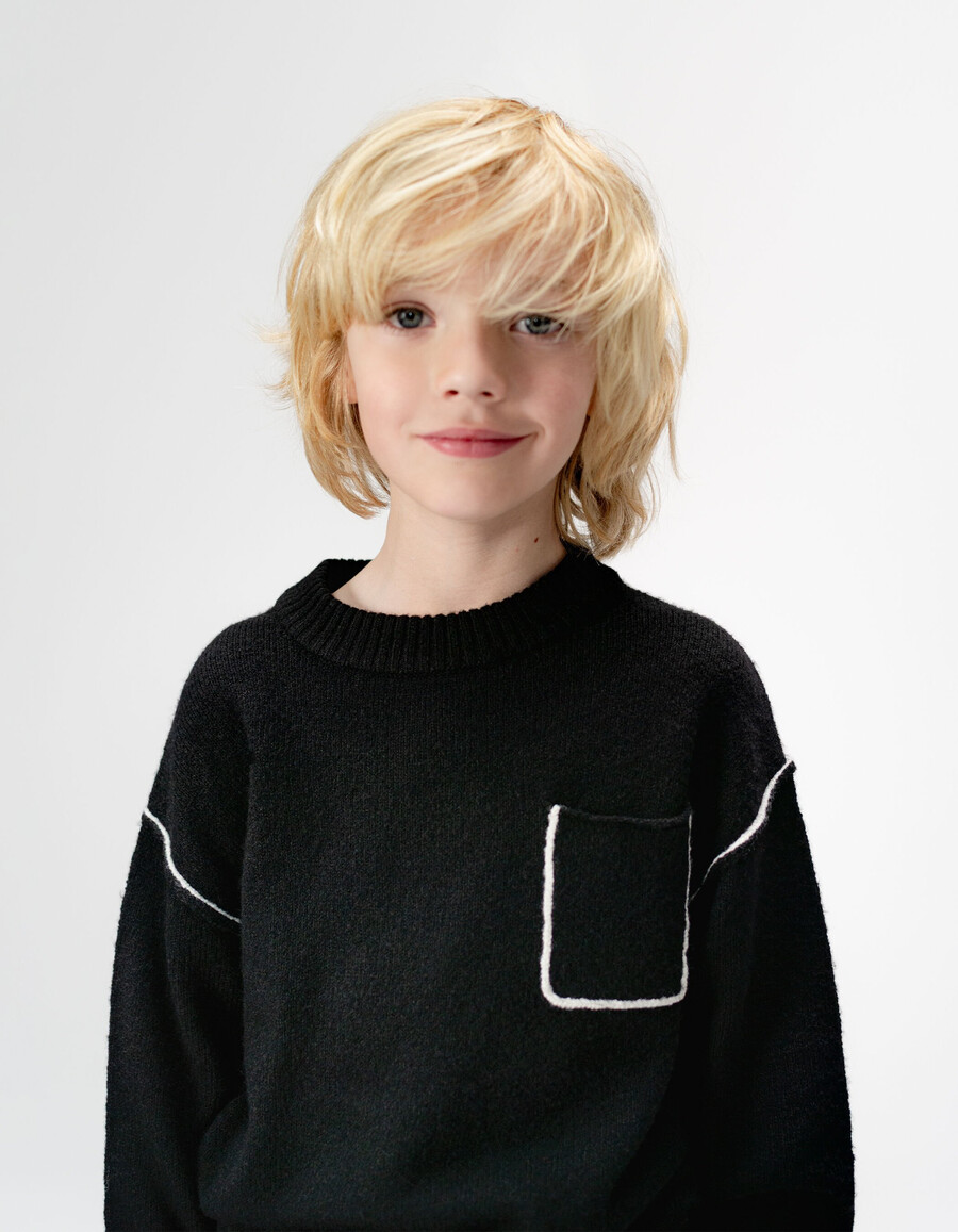 maglione nero in maglia da bambino con tasca sul petto