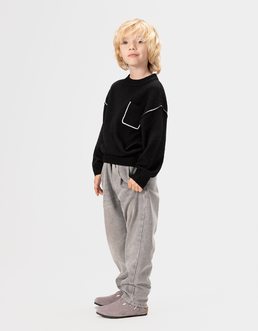 maglione nero in maglia da bambino con tasca sul petto