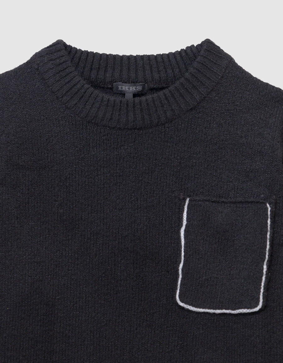 maglione nero in maglia da bambino con tasca sul petto