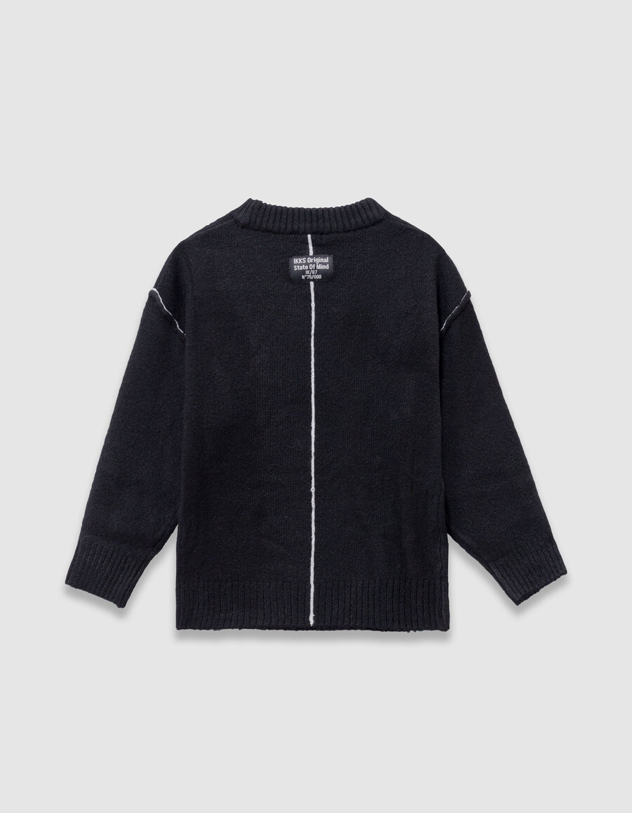 maglione nero in maglia da bambino con tasca sul petto