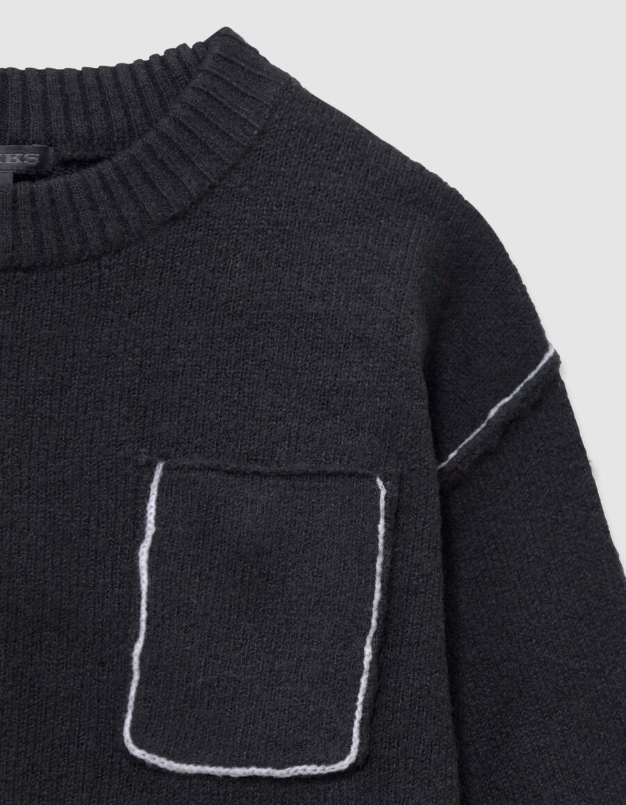 maglione nero in maglia da bambino con tasca sul petto