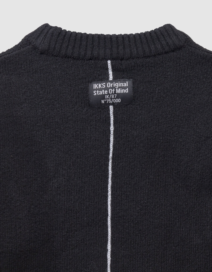 maglione nero in maglia da bambino con tasca sul petto