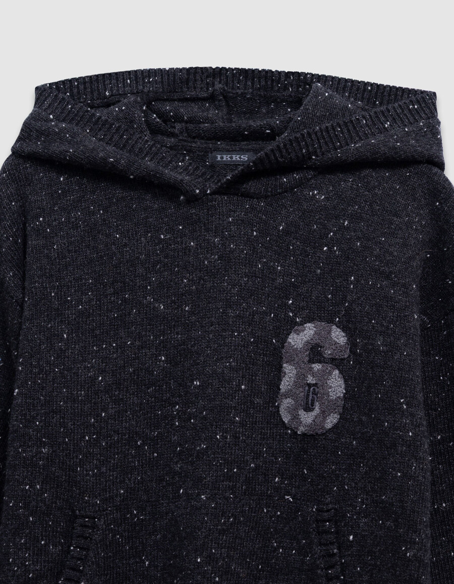 felpa con cappuccio in maglia nera mélange da bambino con stemma numerico