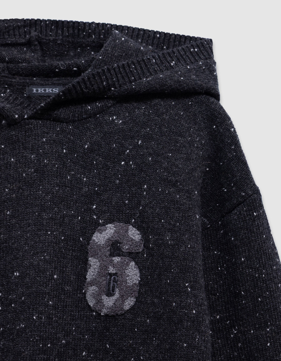 felpa con cappuccio in maglia nera mélange da bambino con stemma numerico